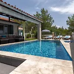 Family Friendly House With A Swimming Pool Cove Koramaslinova - Koromaslinova, Brac - 15479 Ferienhaus