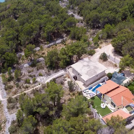 Family Friendly House With A Swimming Pool Cove Koramaslinova - Koromaslinova, Brac - 15479 * Milna (Brac)