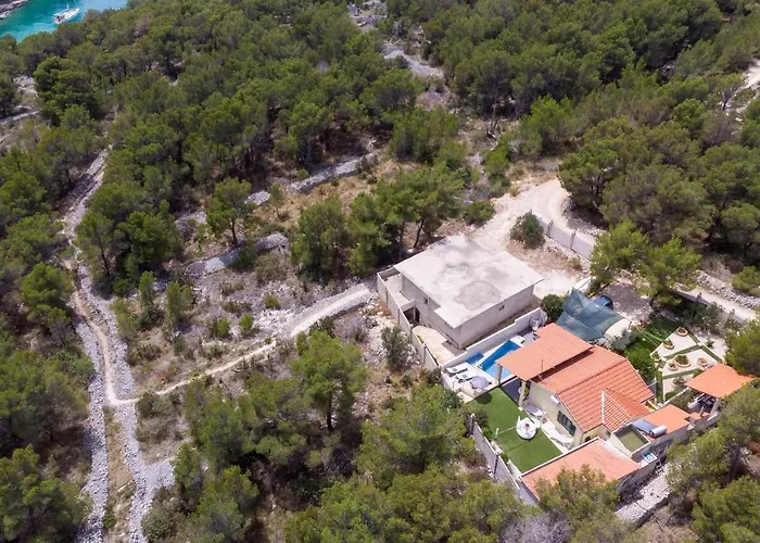 Family Friendly House With A Swimming Pool Cove Koramaslinova - Koromaslinova, Brac - 15479 * Milna (Brac)