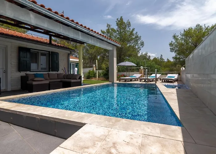 Family Friendly House With A Swimming Pool Cove Koramaslinova - Koromaslinova, Brac - 15479 Hébergement de vacances
